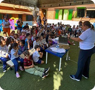 Atividade de educação ambiental com crianças em escola