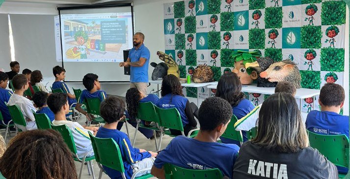 Palestra de educação ambiental da Mais Ambiental para estudantes em sala de aula