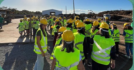 Estudantes com coletes e capacetes em visita à unidade da Mais Ambiental