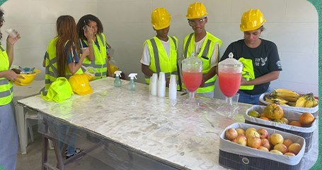Oficina prática com estudantes na unidade